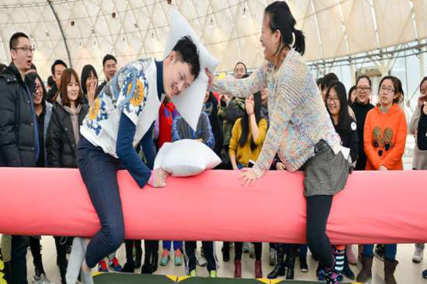 趣味运动会：独木桥之枕头大战