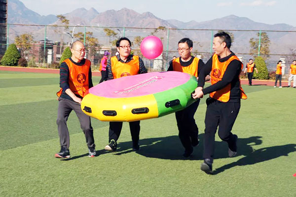 趣味运动会：众星捧月