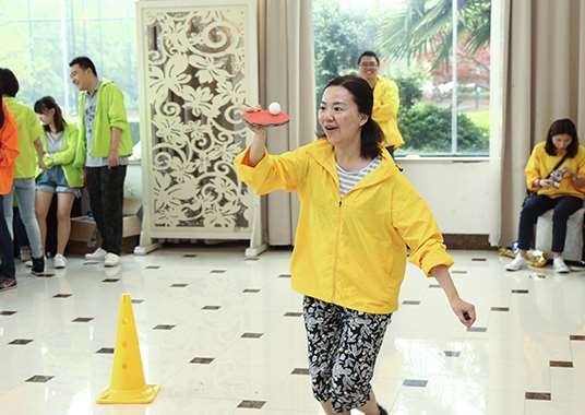 传统运动会：托球跑