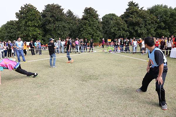 趣味运动会：多向拔河