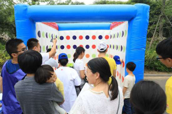 趣味运动会：扭扭乐