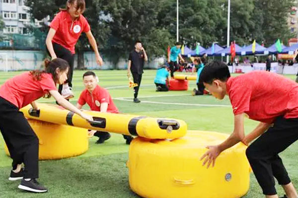 趣味运动会：人桥接力