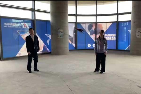 传统运动会：踢毽子